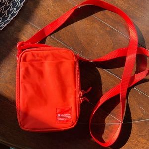 Lululemon crossbody GUC